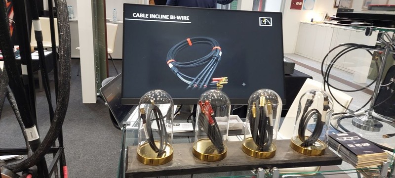 O2A Incline Ultime Bi-Wire sous cloches de verre