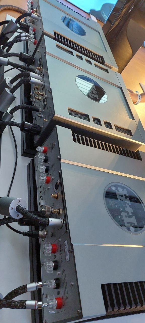 Face arrière de la série T+A HV 3100 — connectique complète
