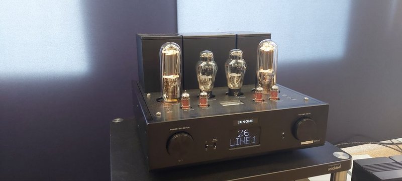 Triode JUNONE 845 SE — vue rapprochée avec tubes 845 et affichage numérique