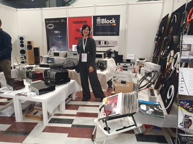 Anna Robathin, gérante de ConceptAs, sur le stand au PAVS 2025