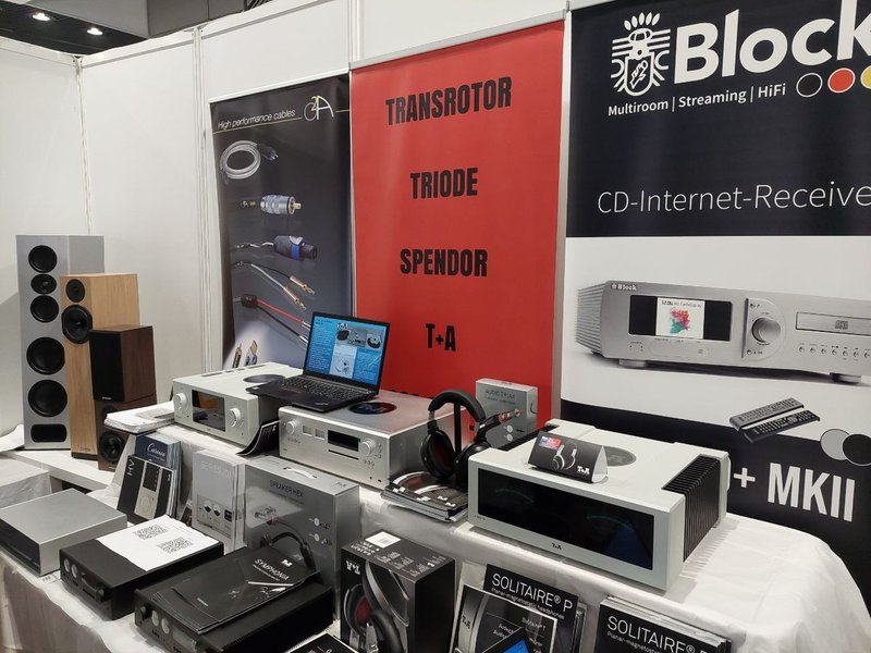 Vue d ensemble du stand ConceptAs au PAVS 2025 — Transrotor, Triode, Spendor, T+A, O2A, Block