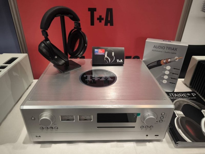 T+A Music Receiver avec casque Solitaire et prix EISA au PAVS 2025
