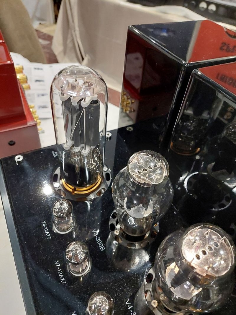 Gros plan sur les tubes 300B et 12AX7 d un amplificateur Triode au PAVS 2025